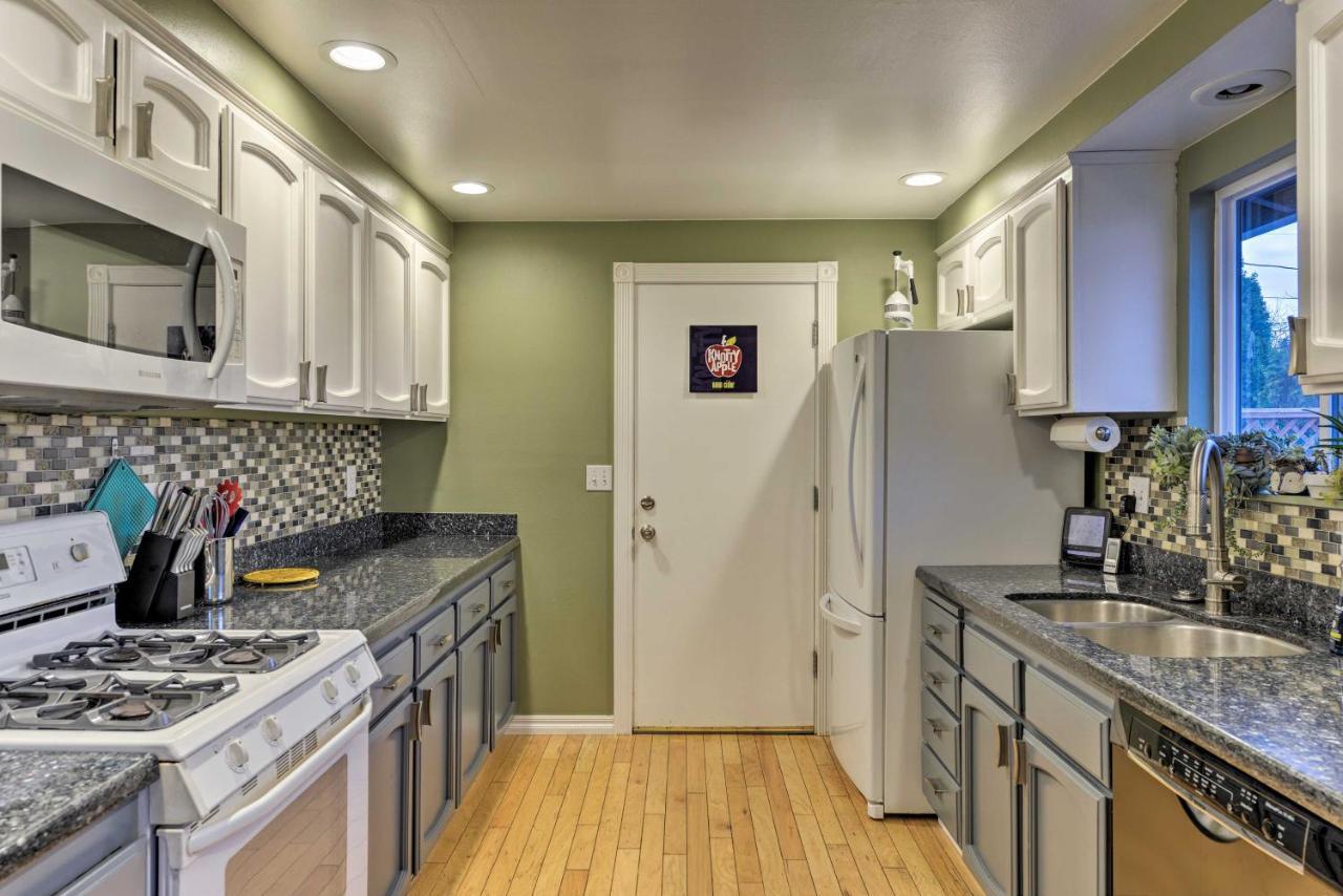 Central Medford Family Retreat With Large Yard! Esterno foto