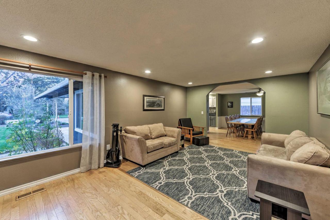 Central Medford Family Retreat With Large Yard! Esterno foto